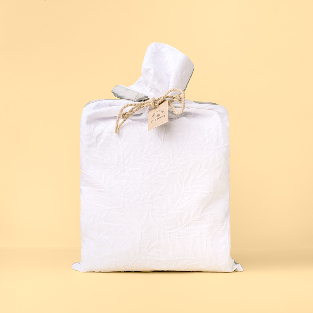 Bolsa térmica branca texturizada com corda amarrada e etiqueta, fundo amarelo