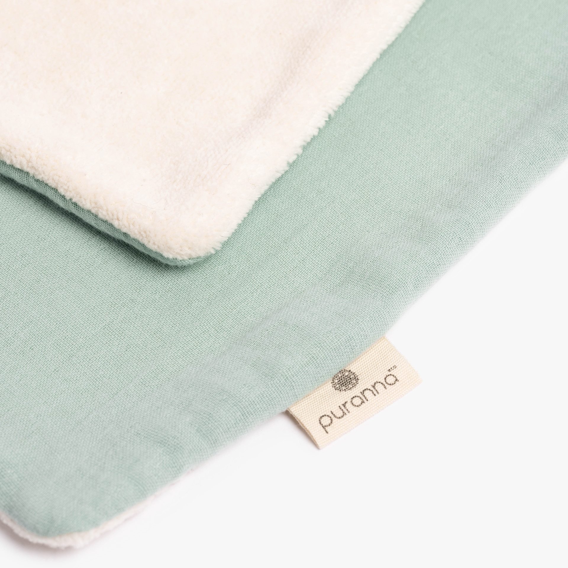 Cobertor branco e verde claro com etiqueta puranna