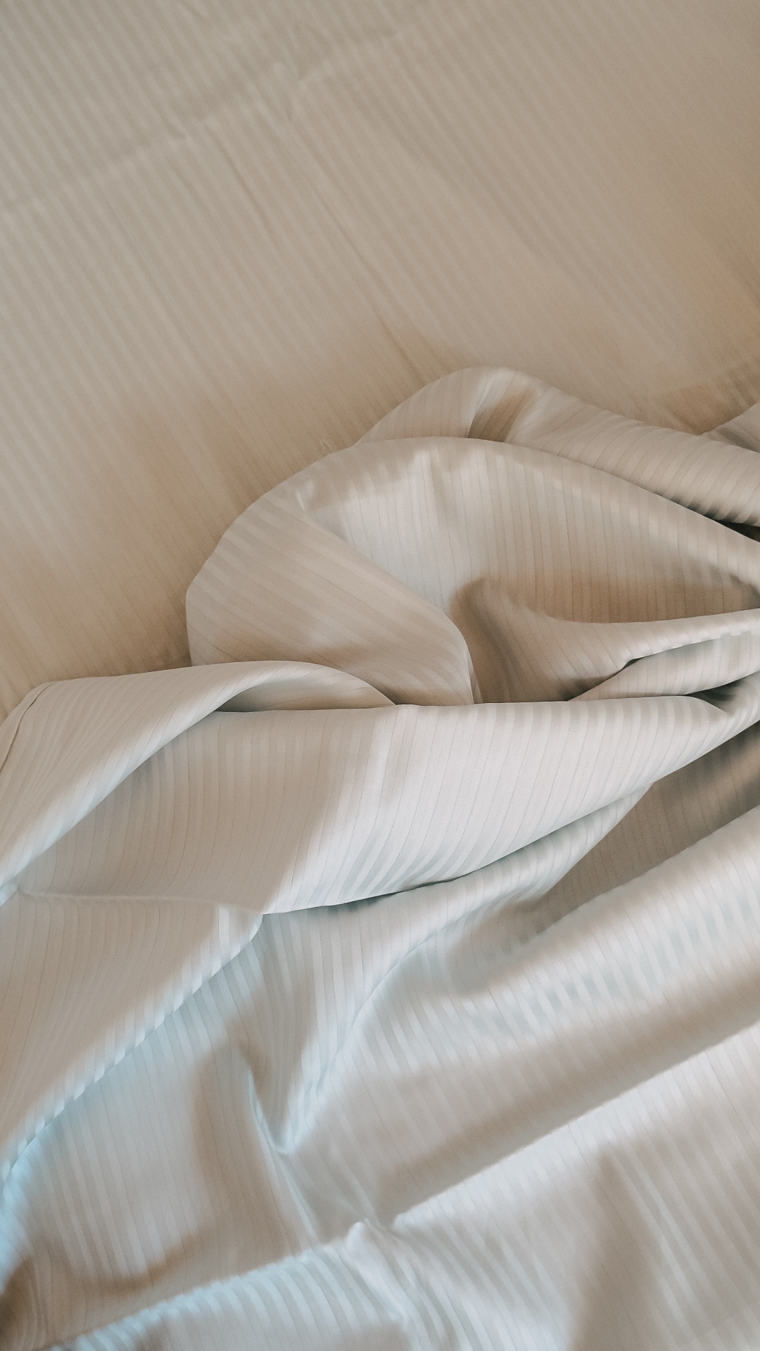 Tecido branco com riscas finas e textura suave e ondulada