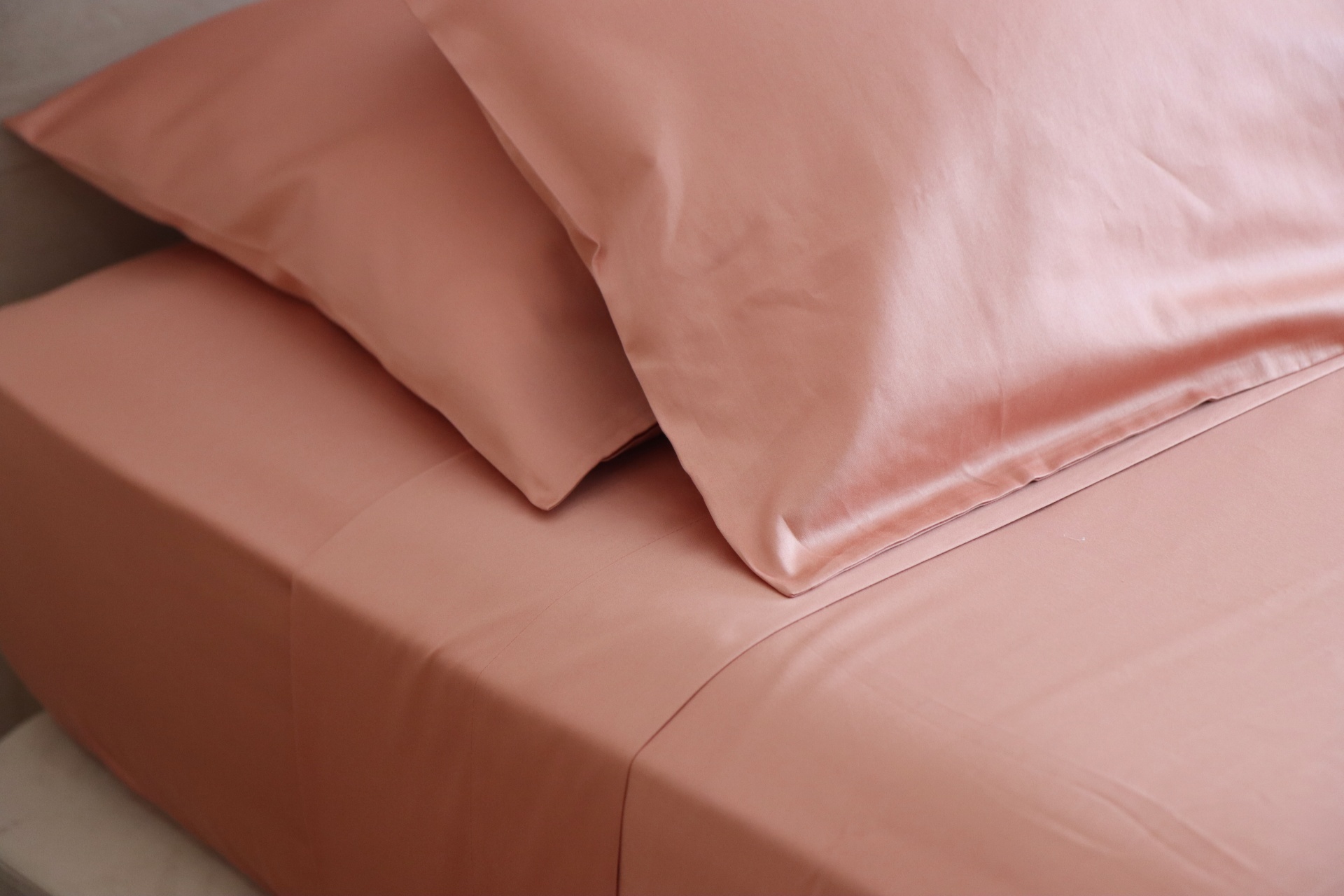 Lençóis e fronhas rosa num ambiente interior