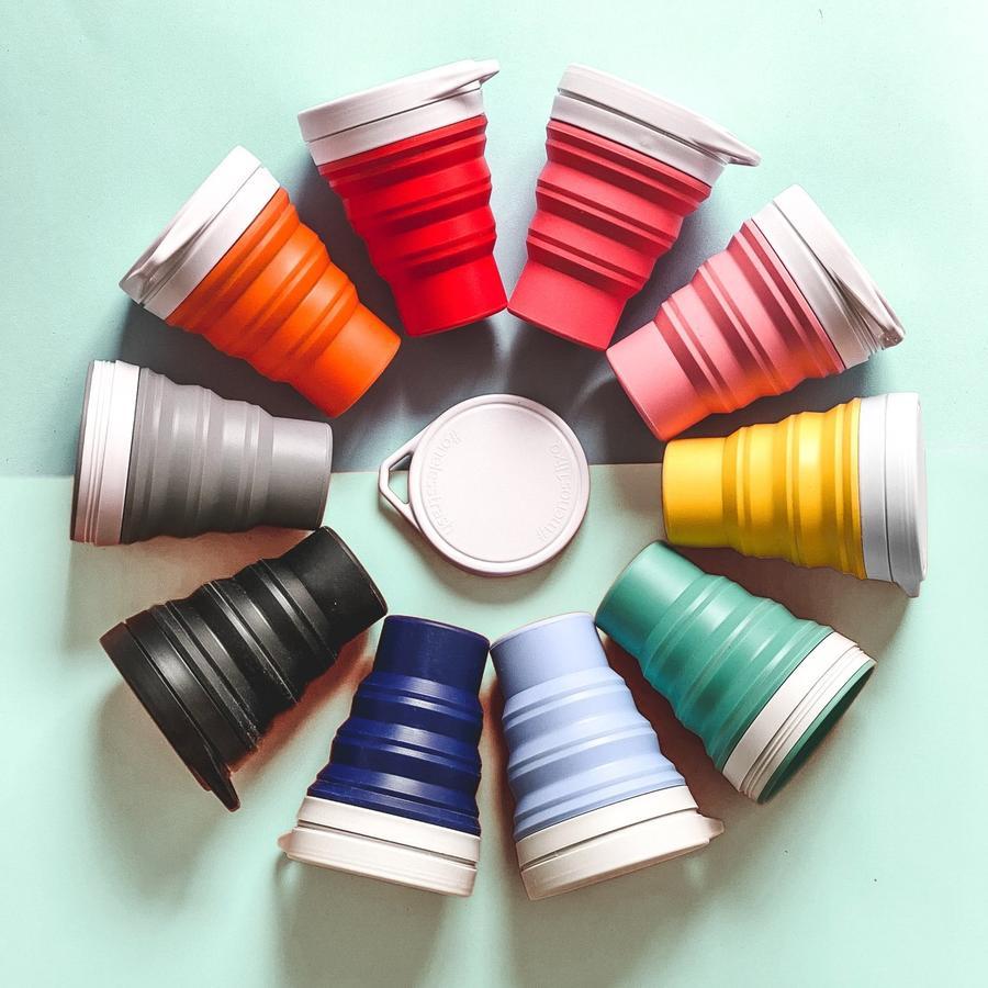 Copos dobráveis coloridos de silicone com tampas brancas em círculo