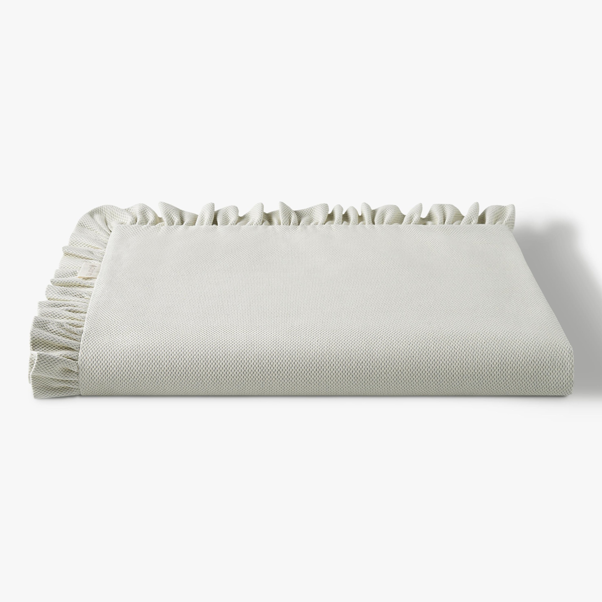 Manta branca com franjas sobre fundo branco