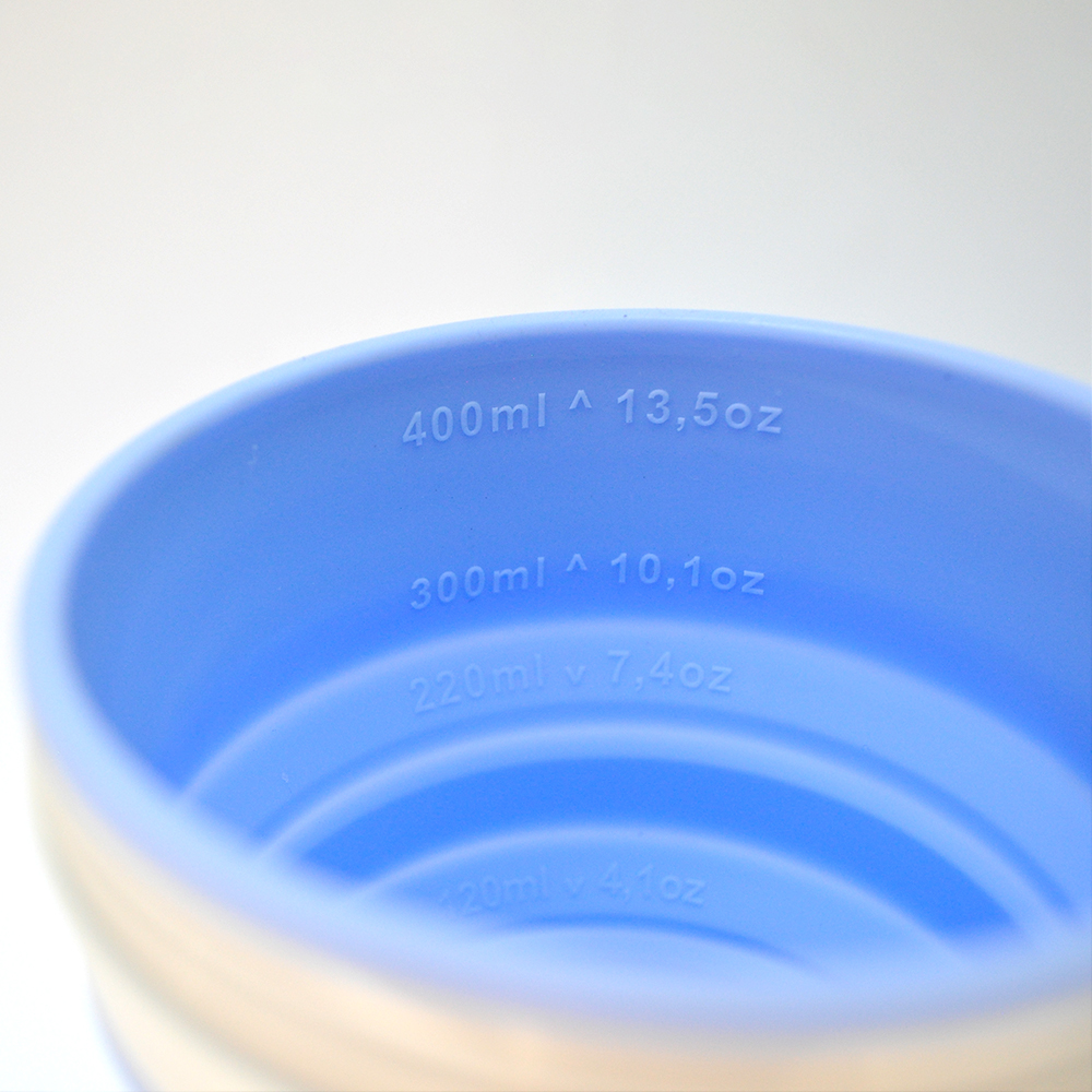 Recipiente azul de silicone com marcações de volume interno em ml e oz