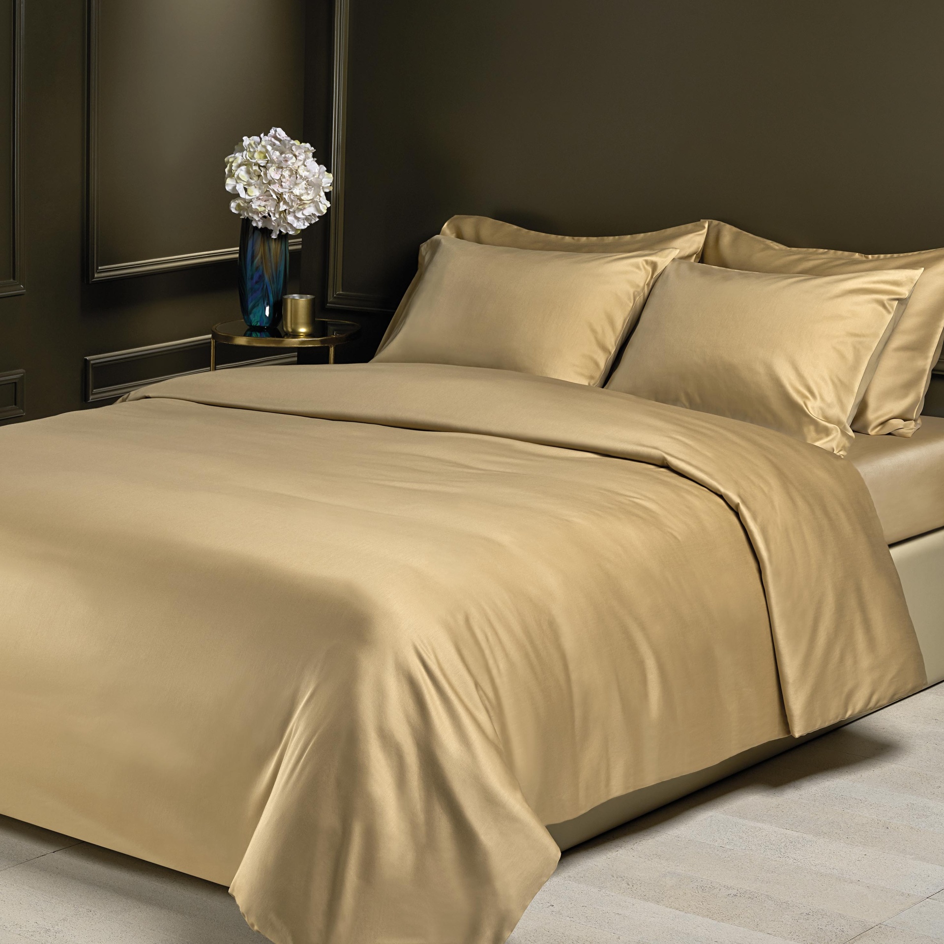 Roupa de cama castanha lisa com fronhas e capa de edredão num quarto moderno.