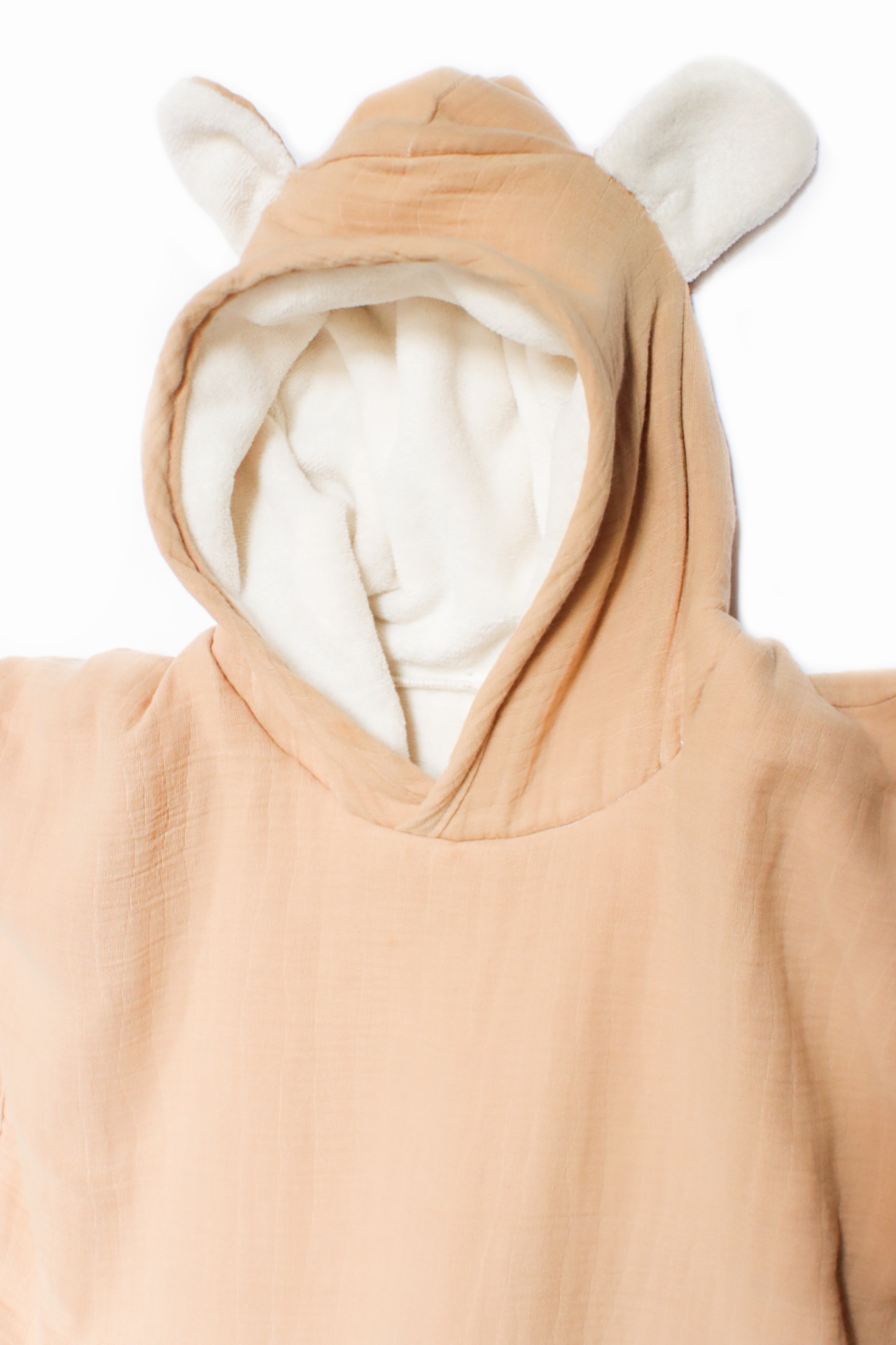 Roupão infantil bege com capuz e orelhas brancas, tecido macio e textura ligeira.