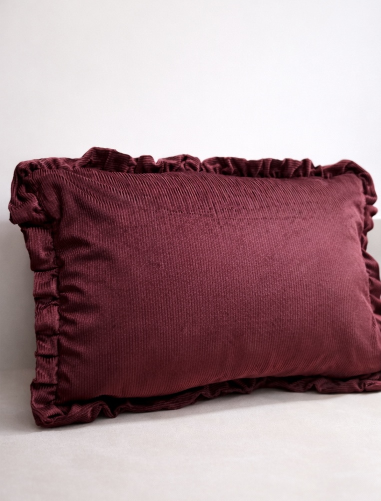 Almofada retangular em veludo vinho com bordas franzidas