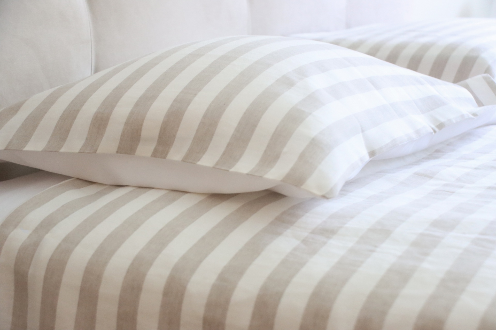 conjunto de roupa de cama com riscas bege e branco