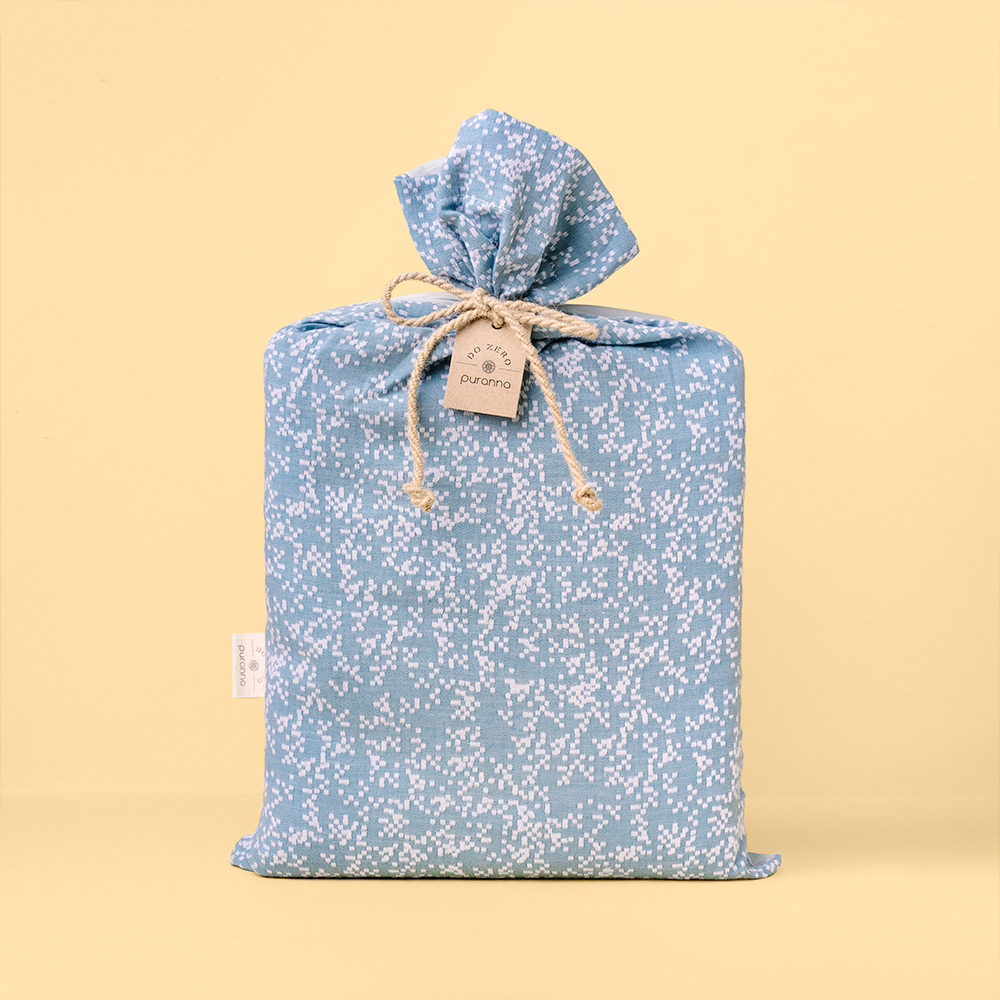 Saco tecido azul claro com padrão branco e cordão de sisal