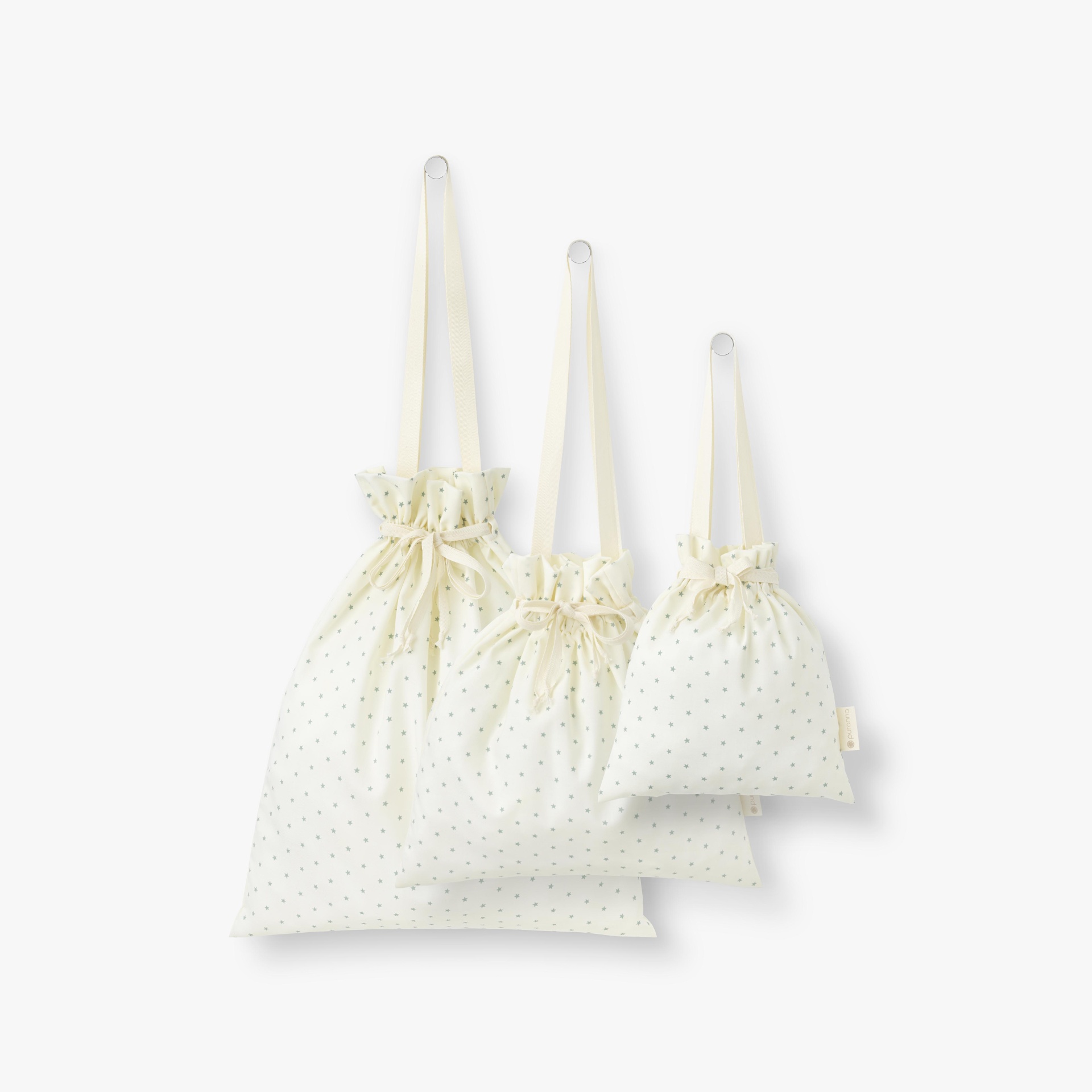 Conjunto de três sacos de tecido branco com pontos pretos e cordões