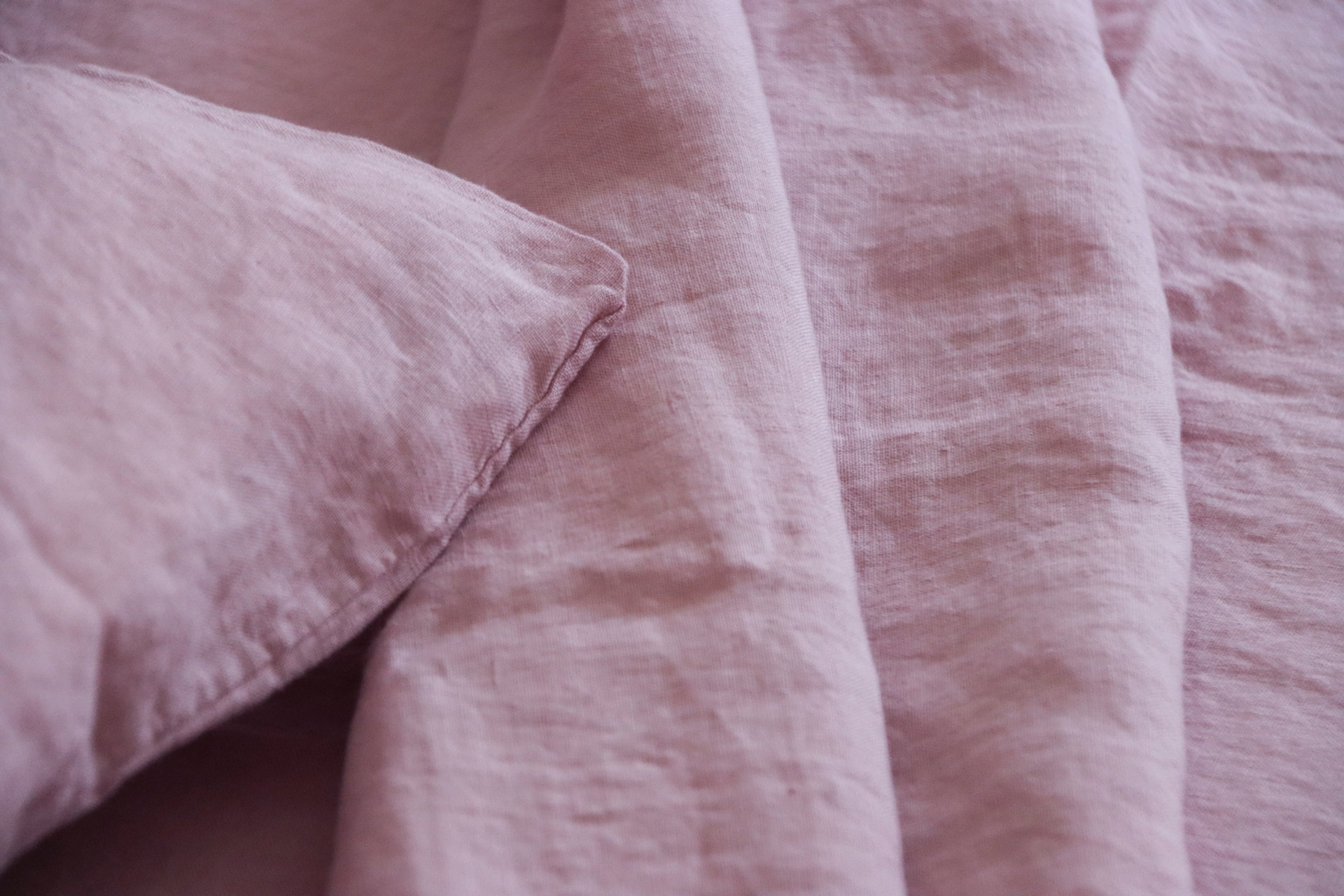 tecido rosa claro com textura e vincos naturais