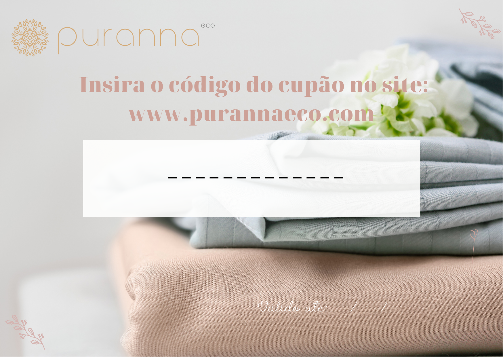 Peças de roupa neutras dobradas com flor branca e texto promocional da Puranna eco