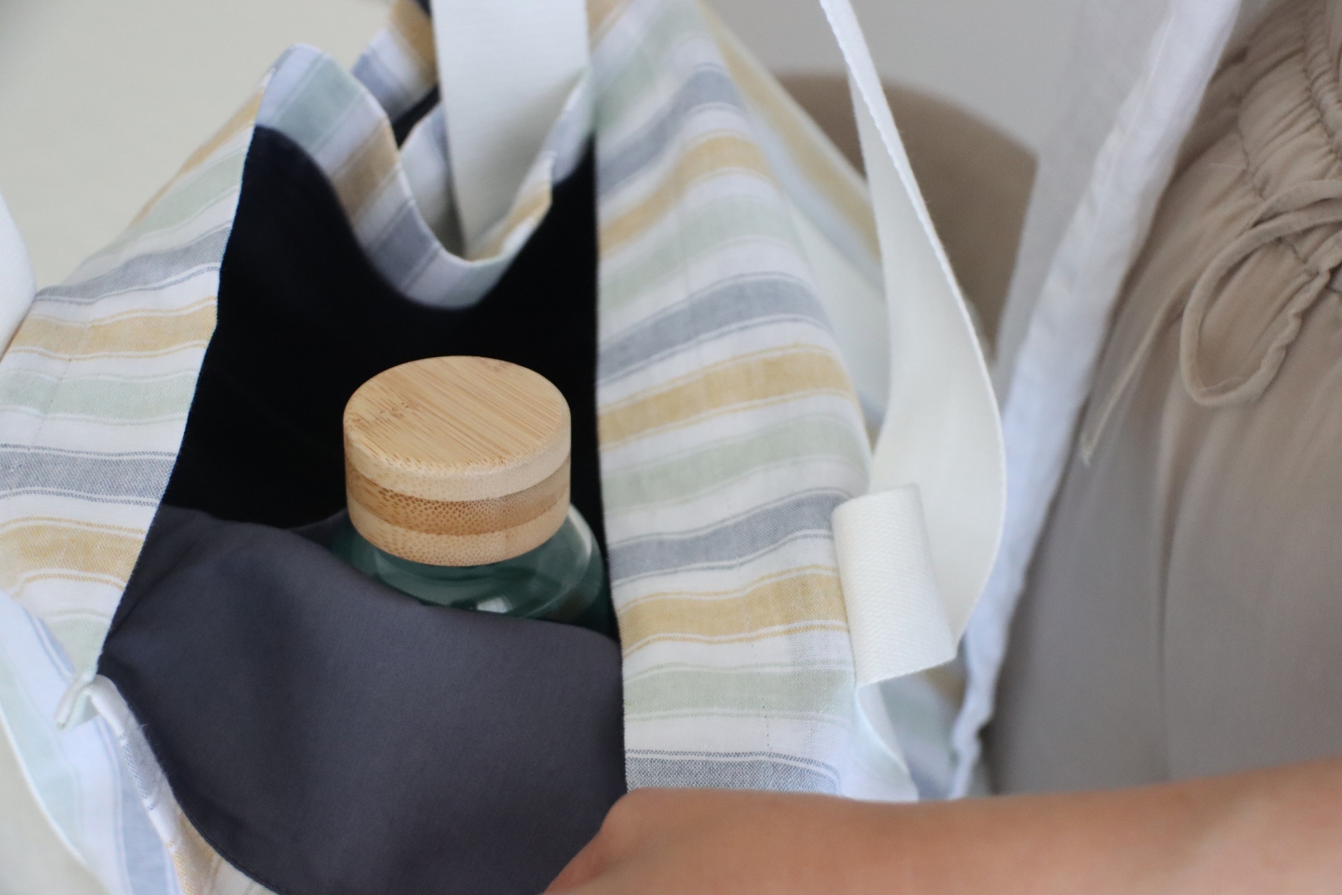 Bolsa de tecido às riscas com frasco de vidro e tampa de madeira