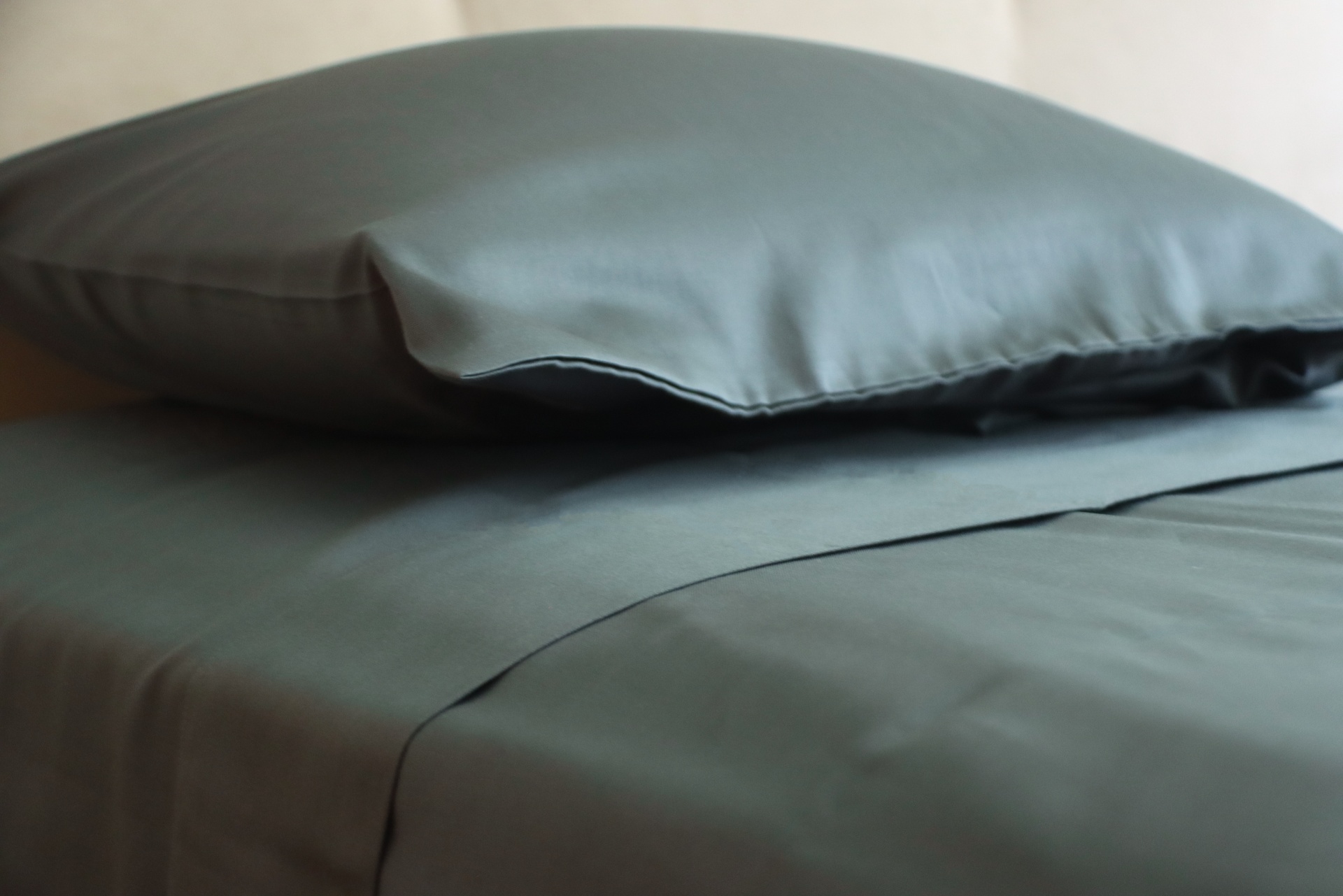 Jogo de cama azul-acinzentado com almofada e lençol