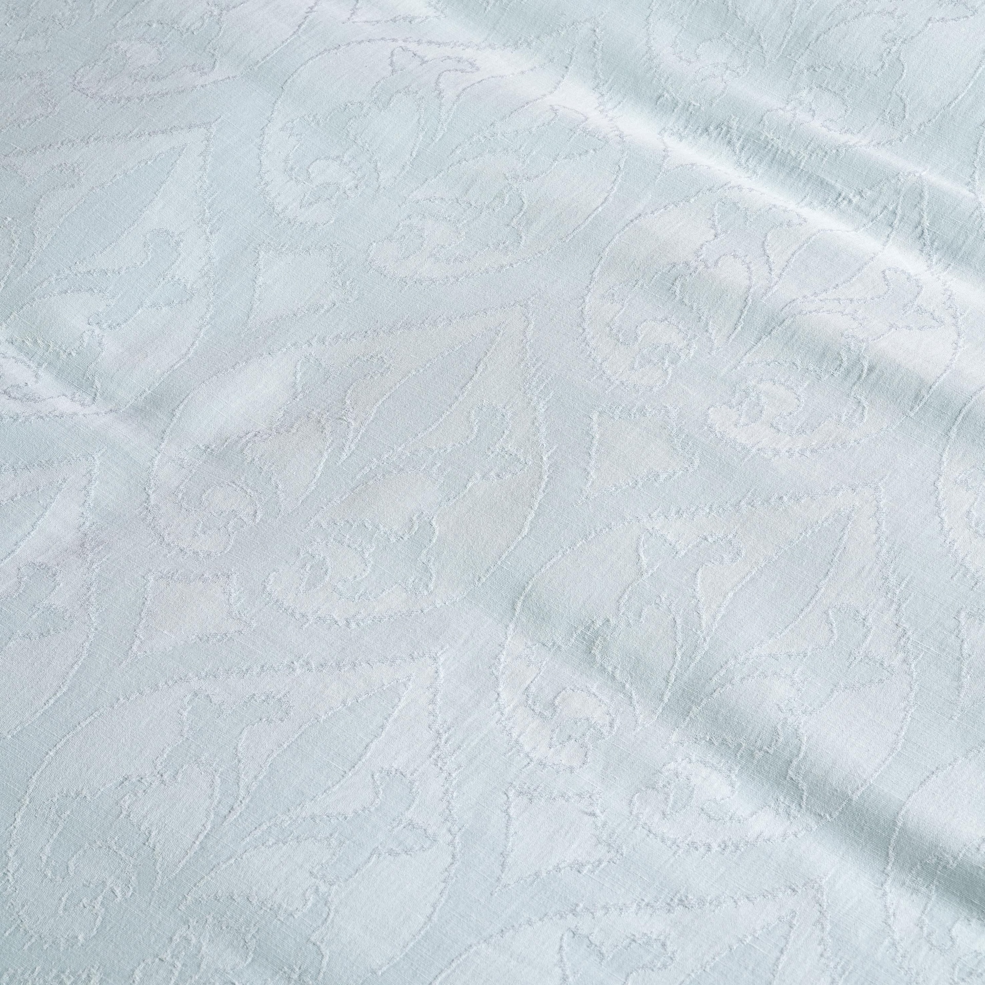 tecido branco com padrão floral em relevo