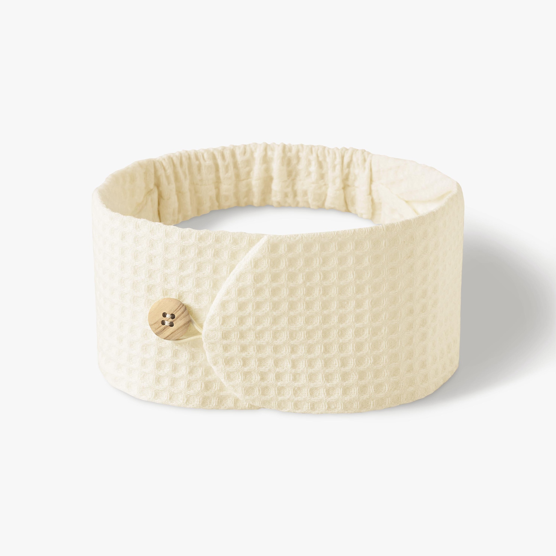 Cinta elástica branca com textura, botão de madeira