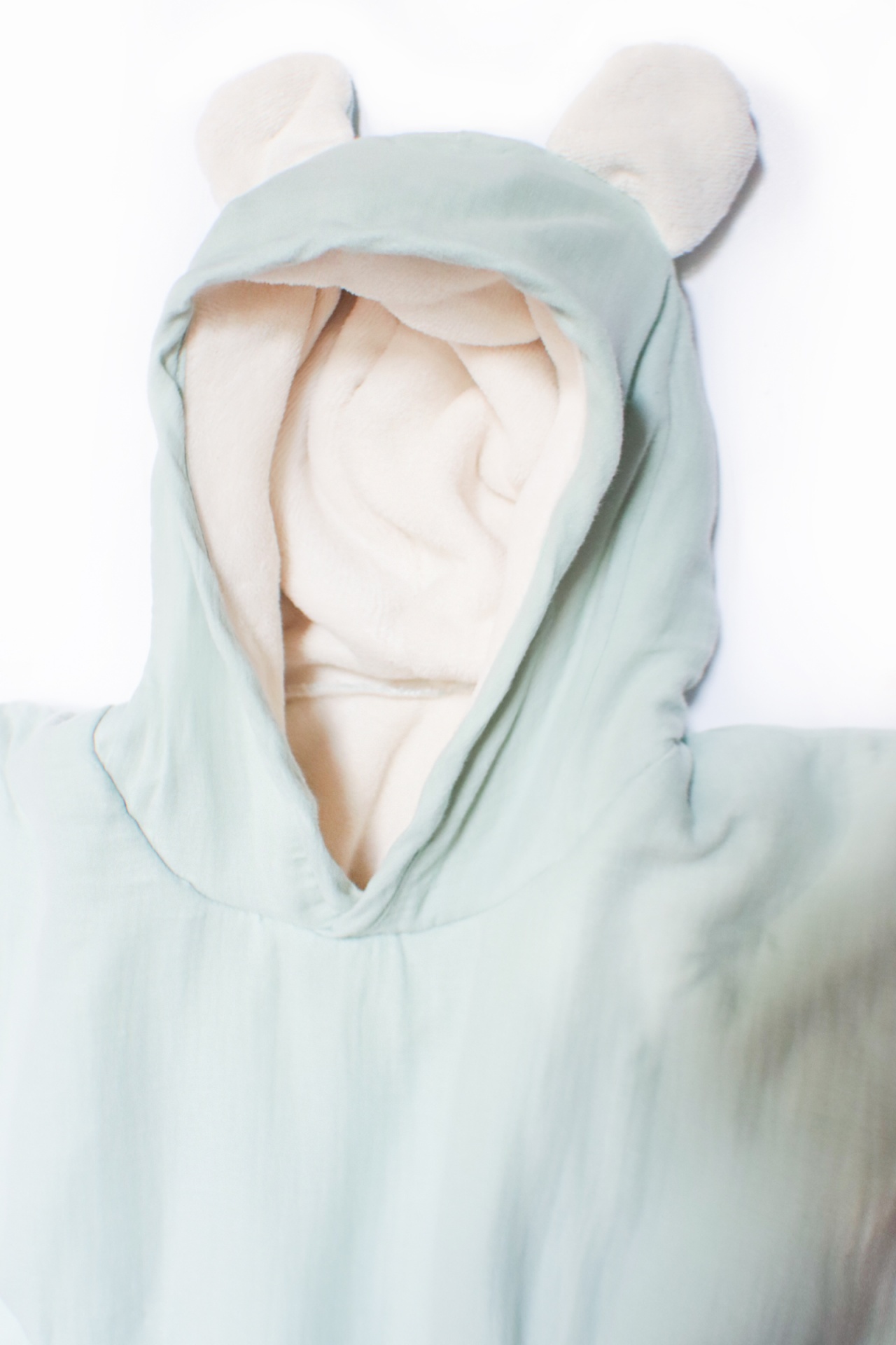 Casaco azul claro com capuz de orelhas para criança