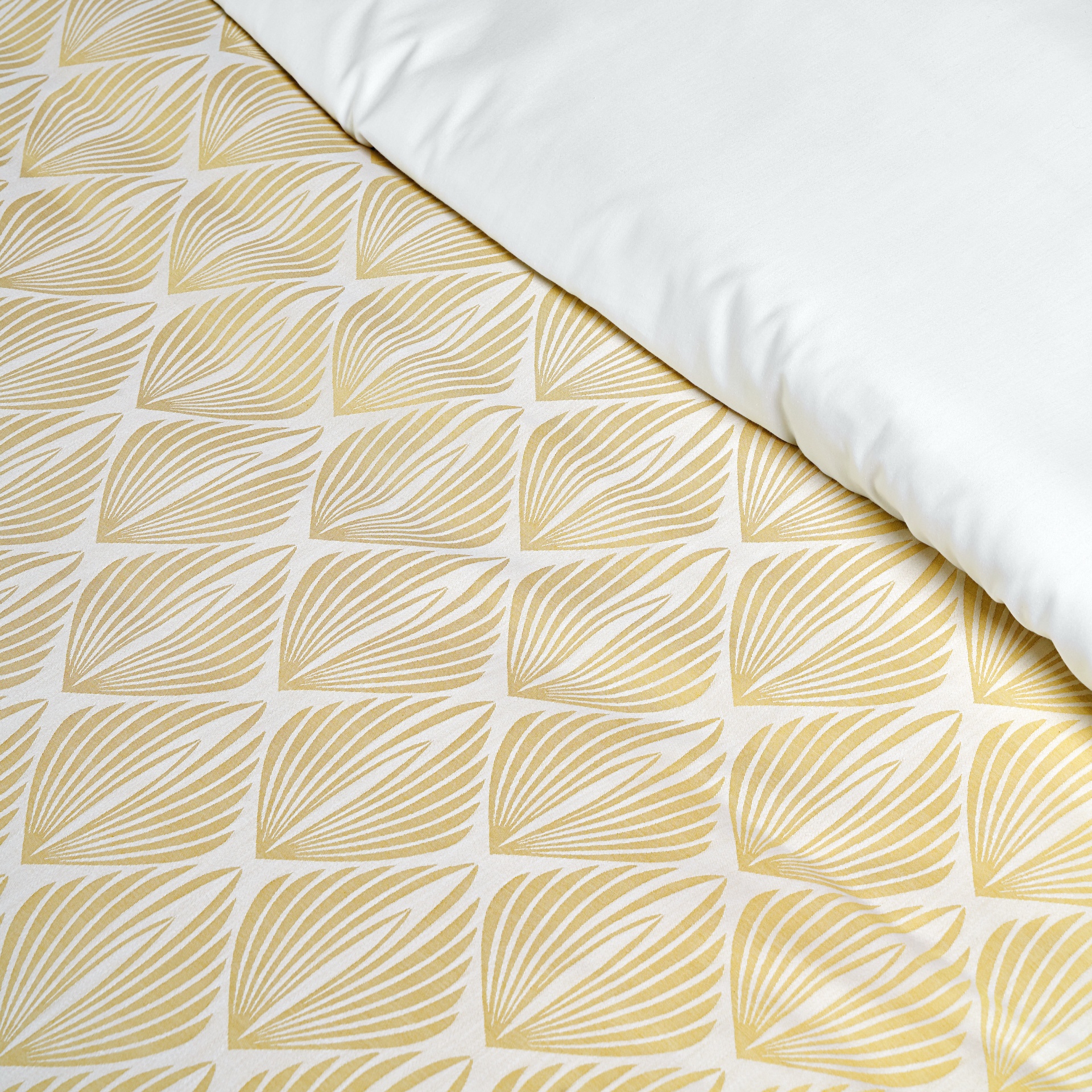 Capa de edredão branca com padrão geométrico dourado e verso branco liso