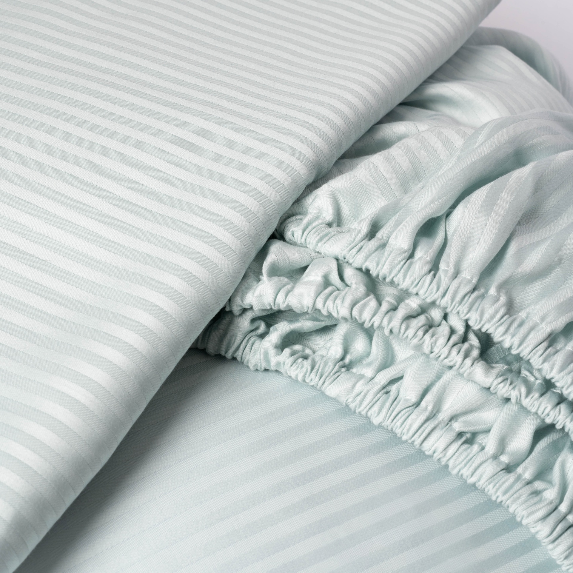 Conjunto de lençóis com riscas cinza claro e elástico