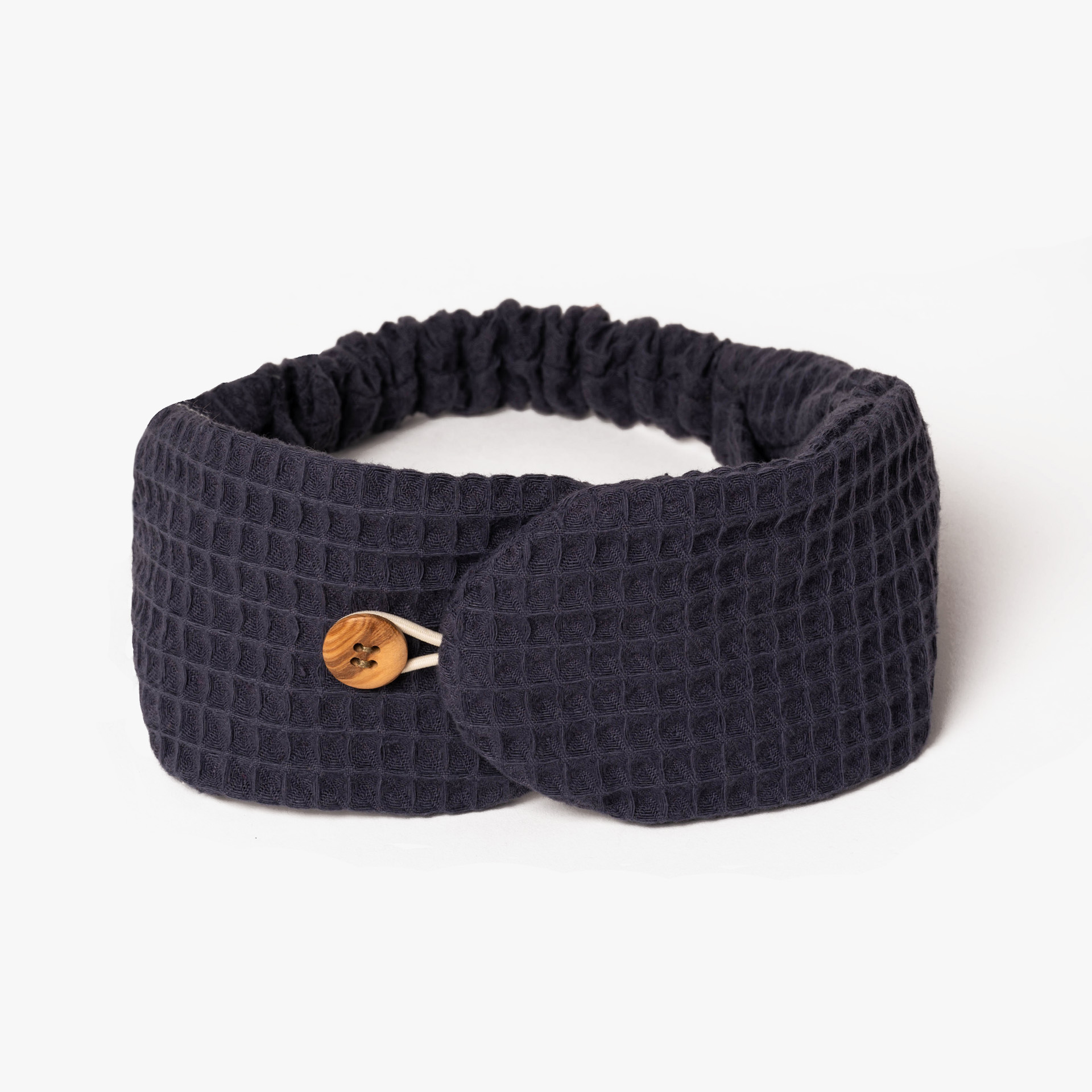 Faixa para cabeça azul escuro com botão de madeira e padrão quadriculado