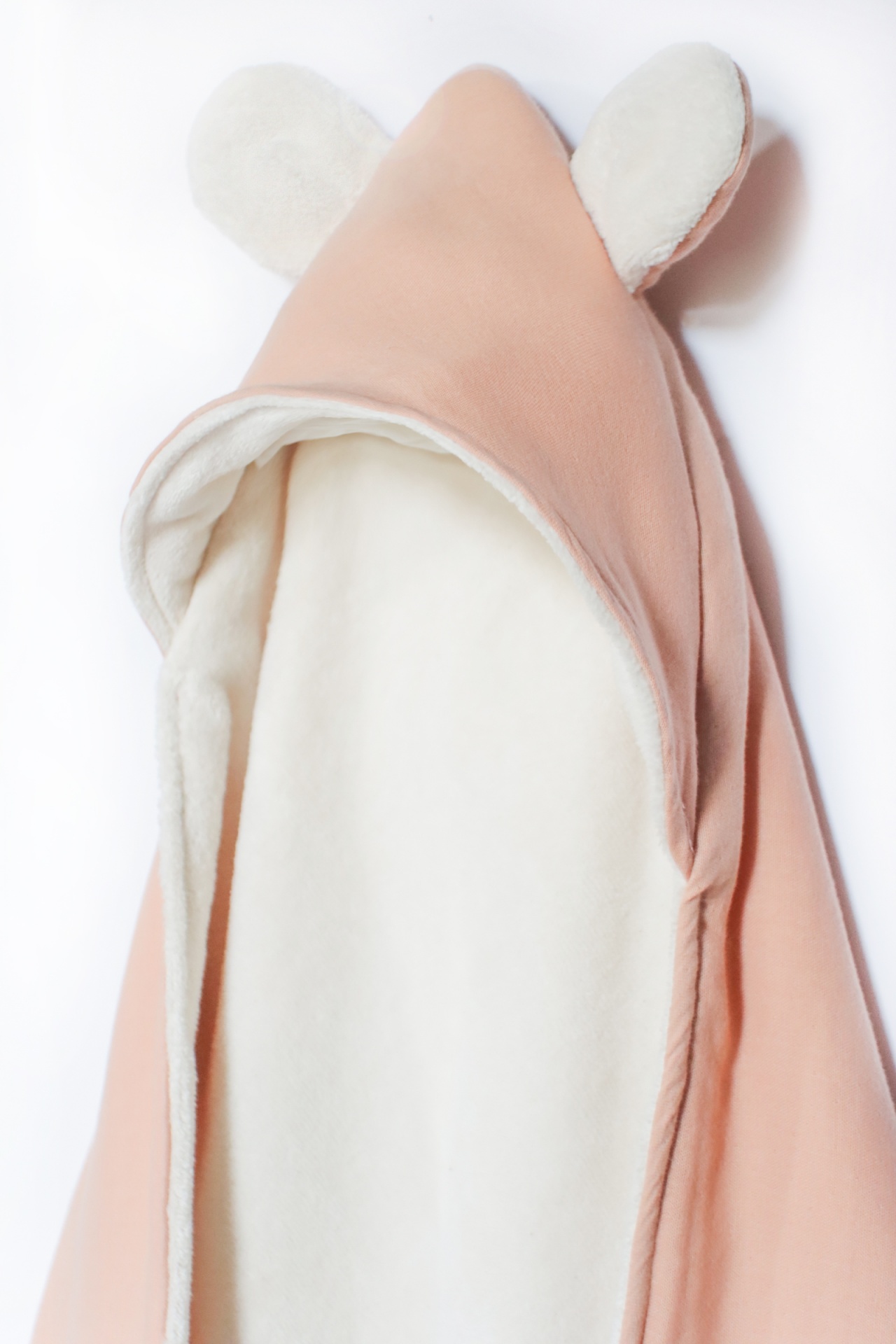 Capa de bebé rosa com capuz e orelhas redondas