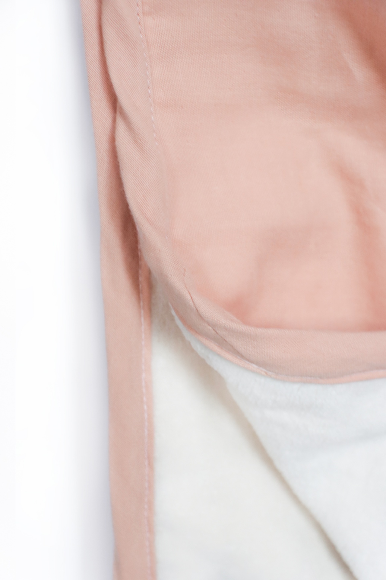 tecido rosa claro com costura e tecido branco macio em fundo branco