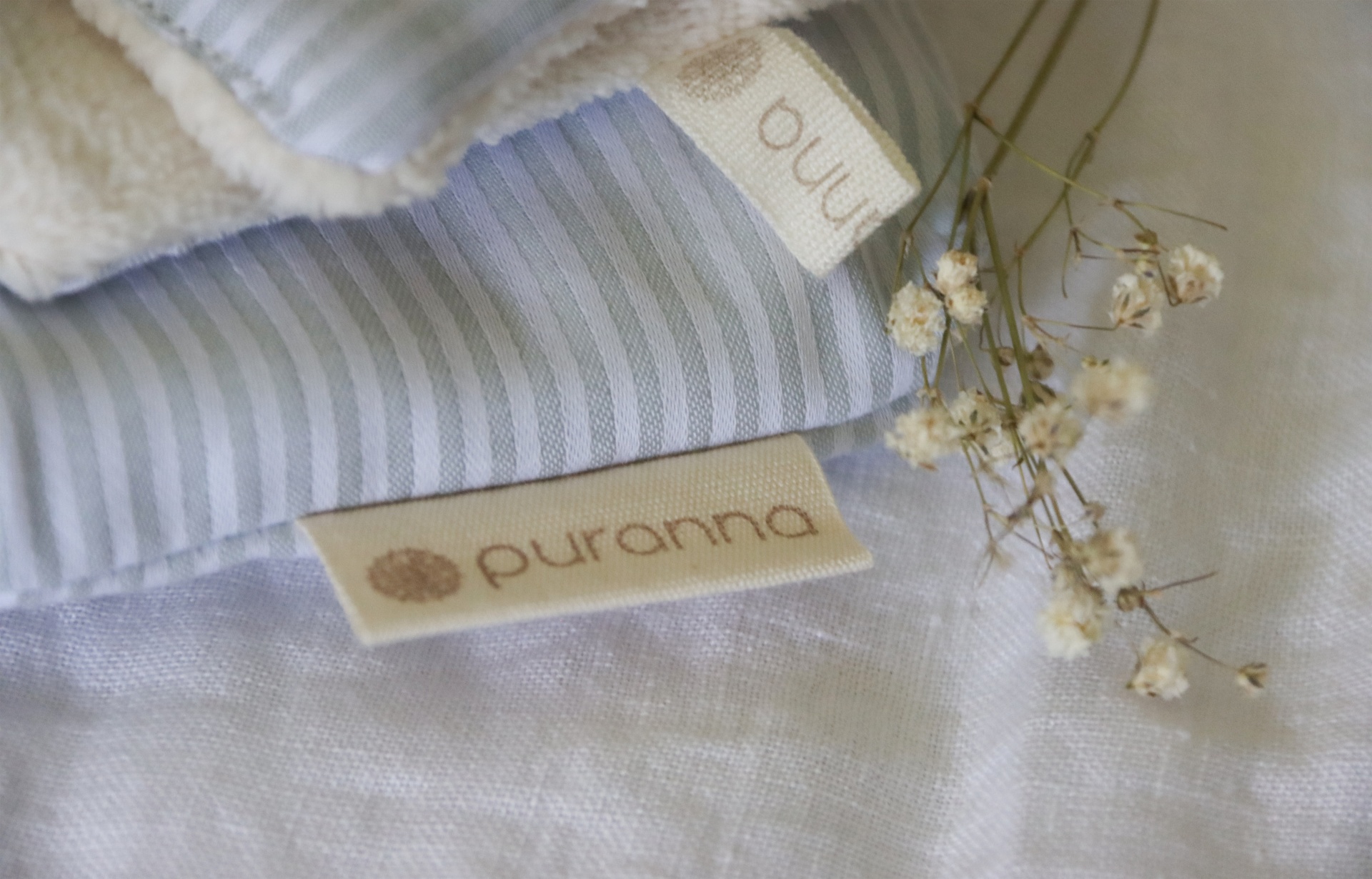 Toalhas puranna empilhadas com flores secas