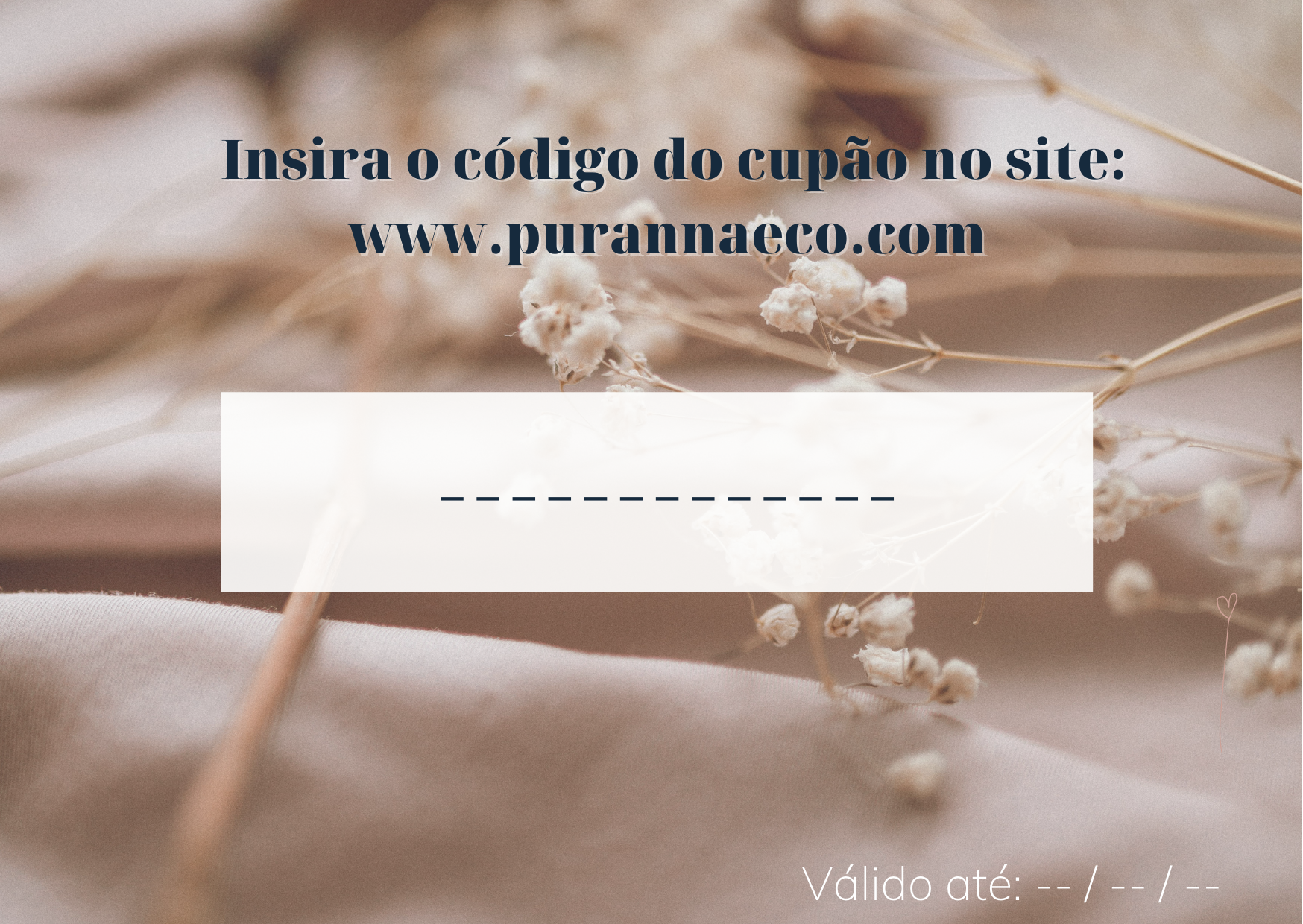 Fundo bege com flores secas brancas e texto sobre cupão e site