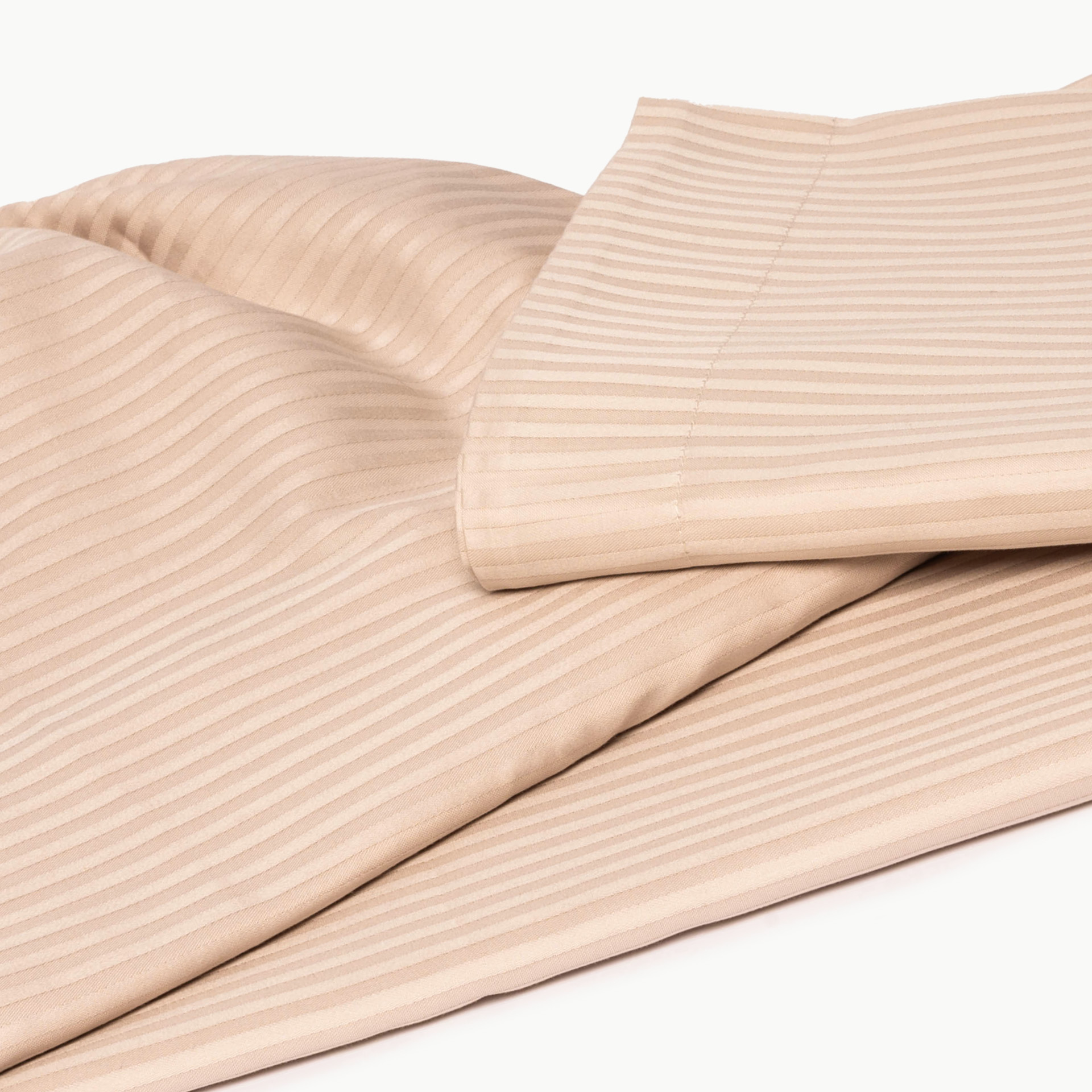 Conjunto de roupa de cama bege com padrão de listras finas