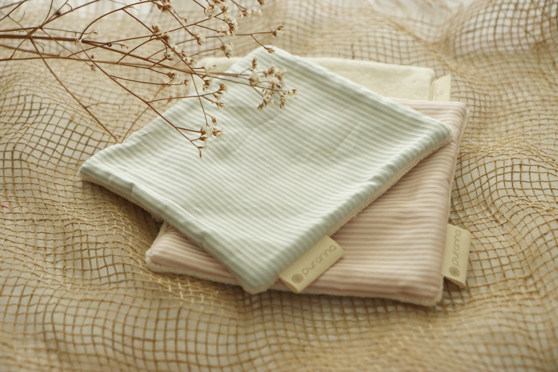 três panos de tecido macio em cores pastel com textura canelada e rótulos ON A