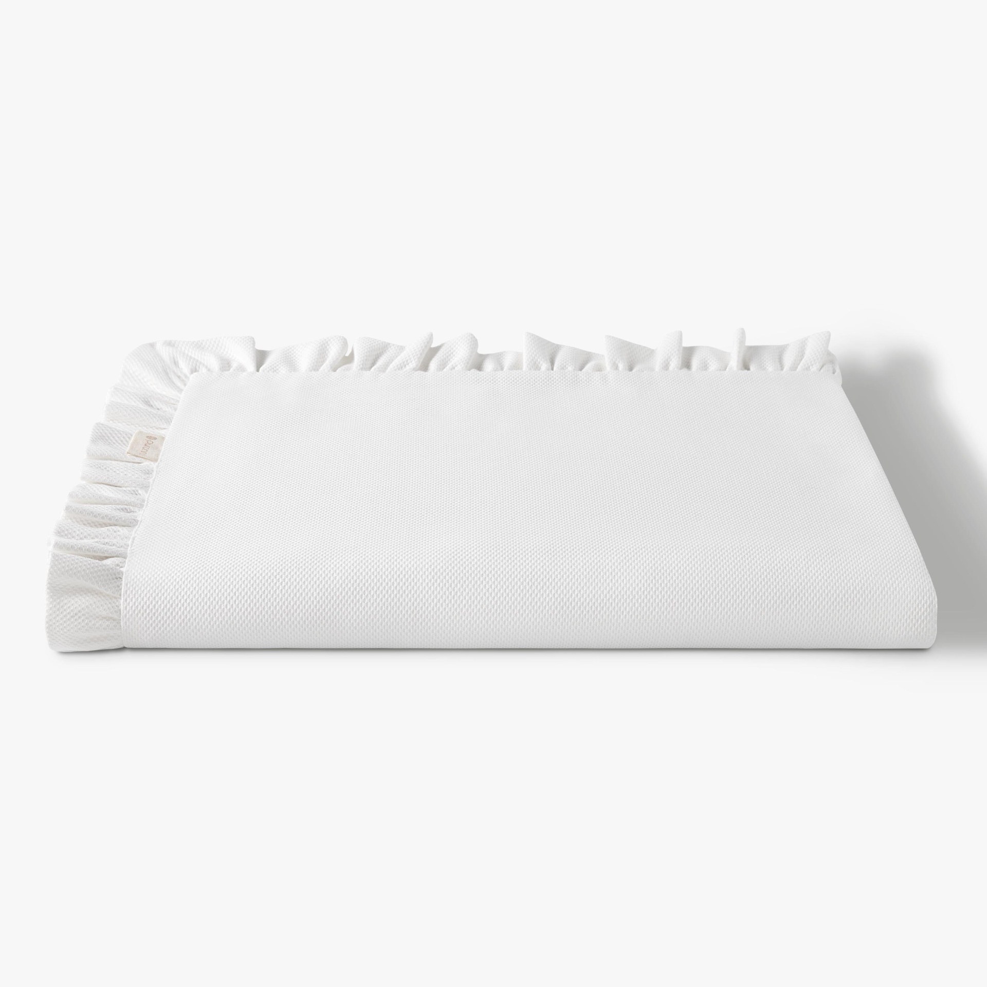 Manta branca com bordas franzidas sobre fundo branco