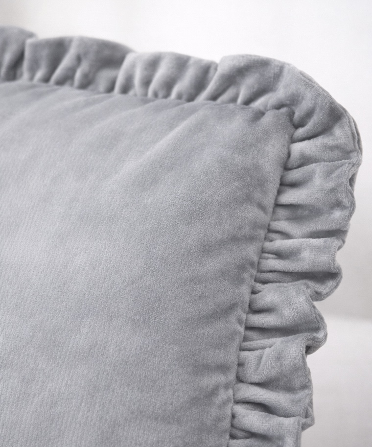 Almofada cinzenta clara com folhos na borda