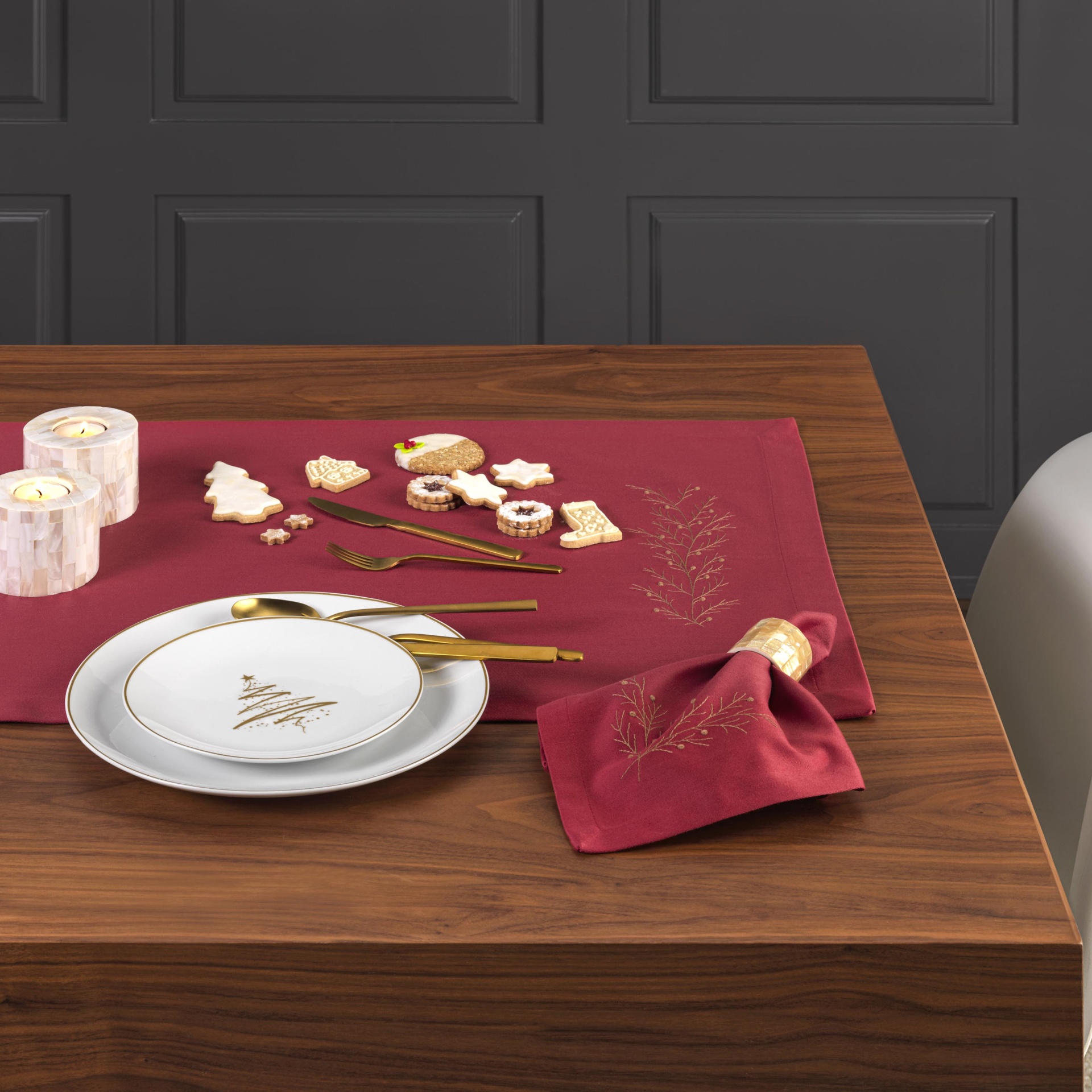 Caminho de Mesa Burgundy com Bordado