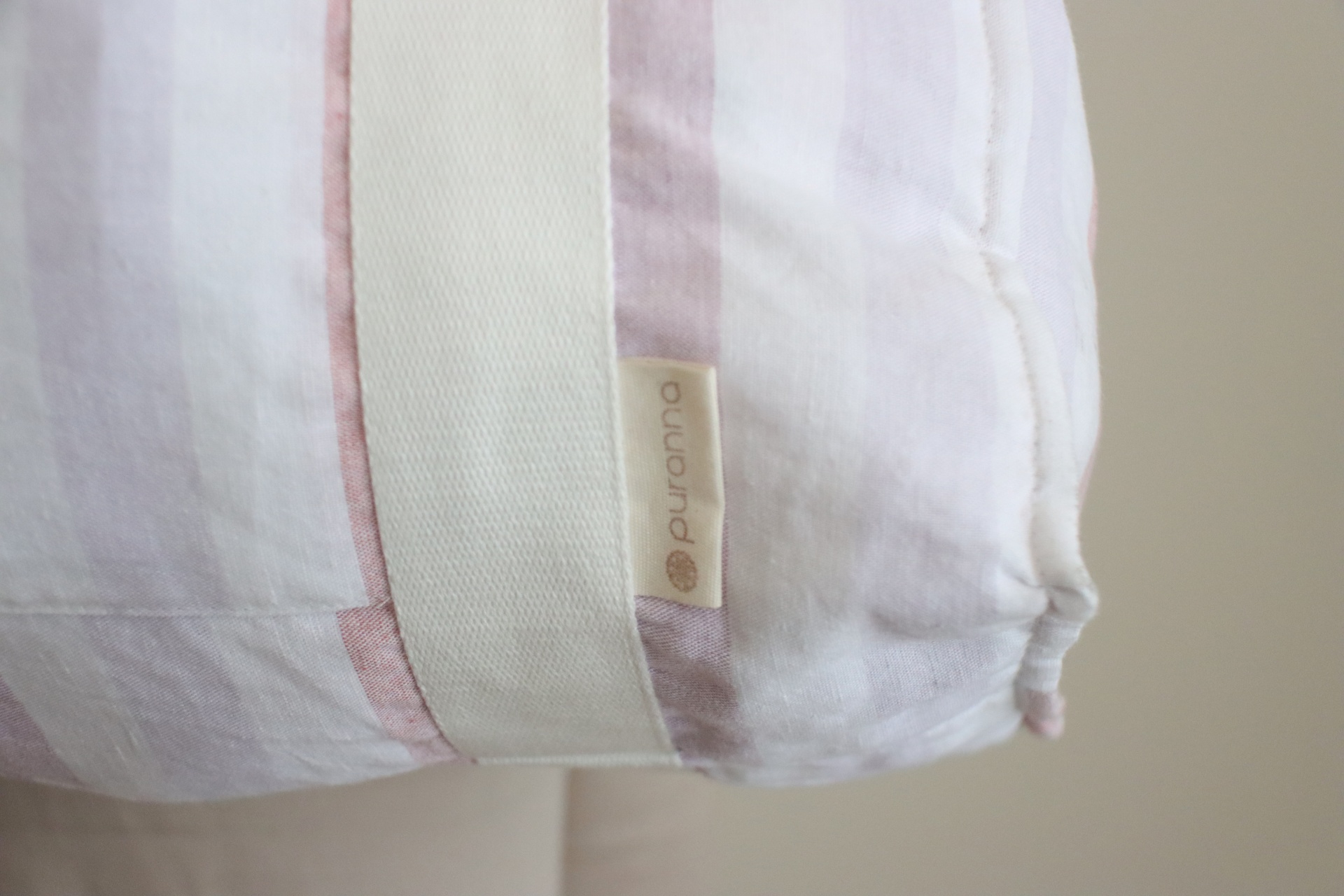 Almofada riscas branca, rosa e lilás com etiqueta ourama