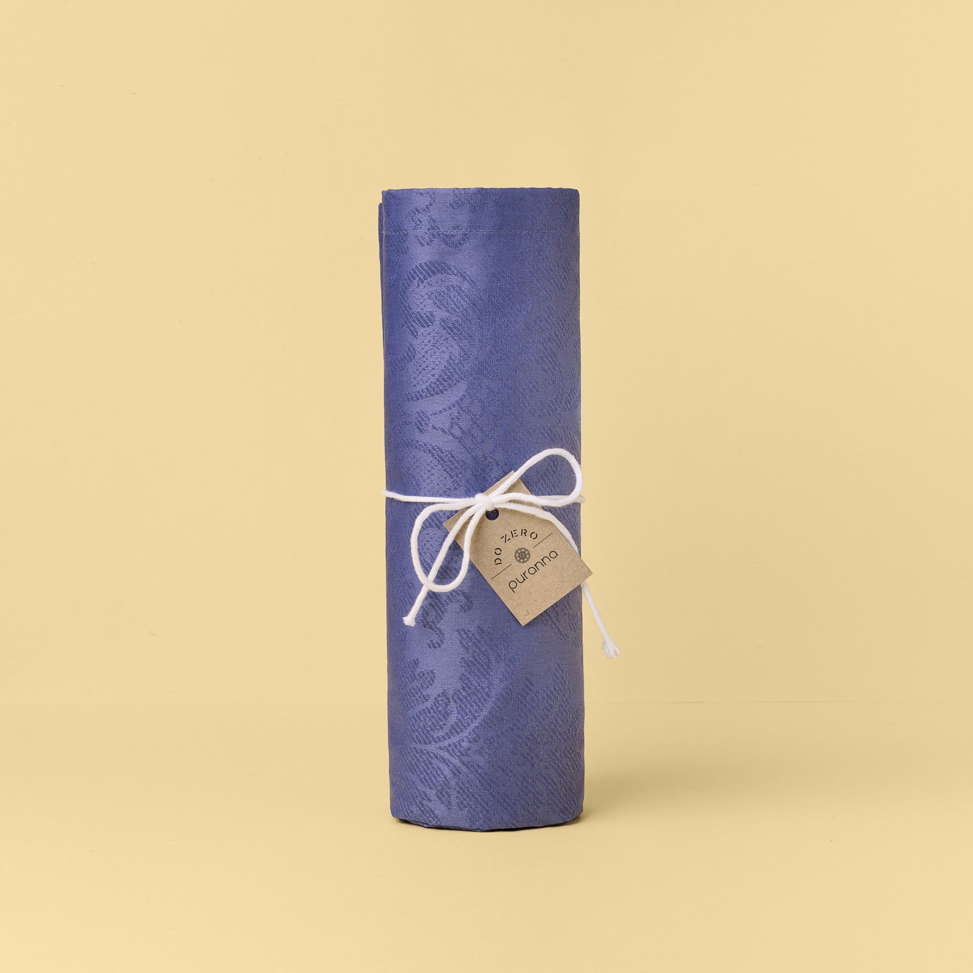 Rolo de tecido azul texturizado com etiqueta amarrada