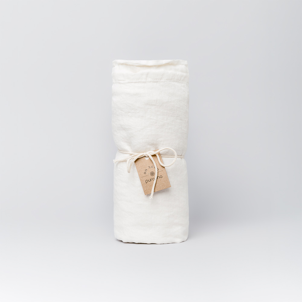 Manta ou toalha enrolada branca com etiqueta castanha