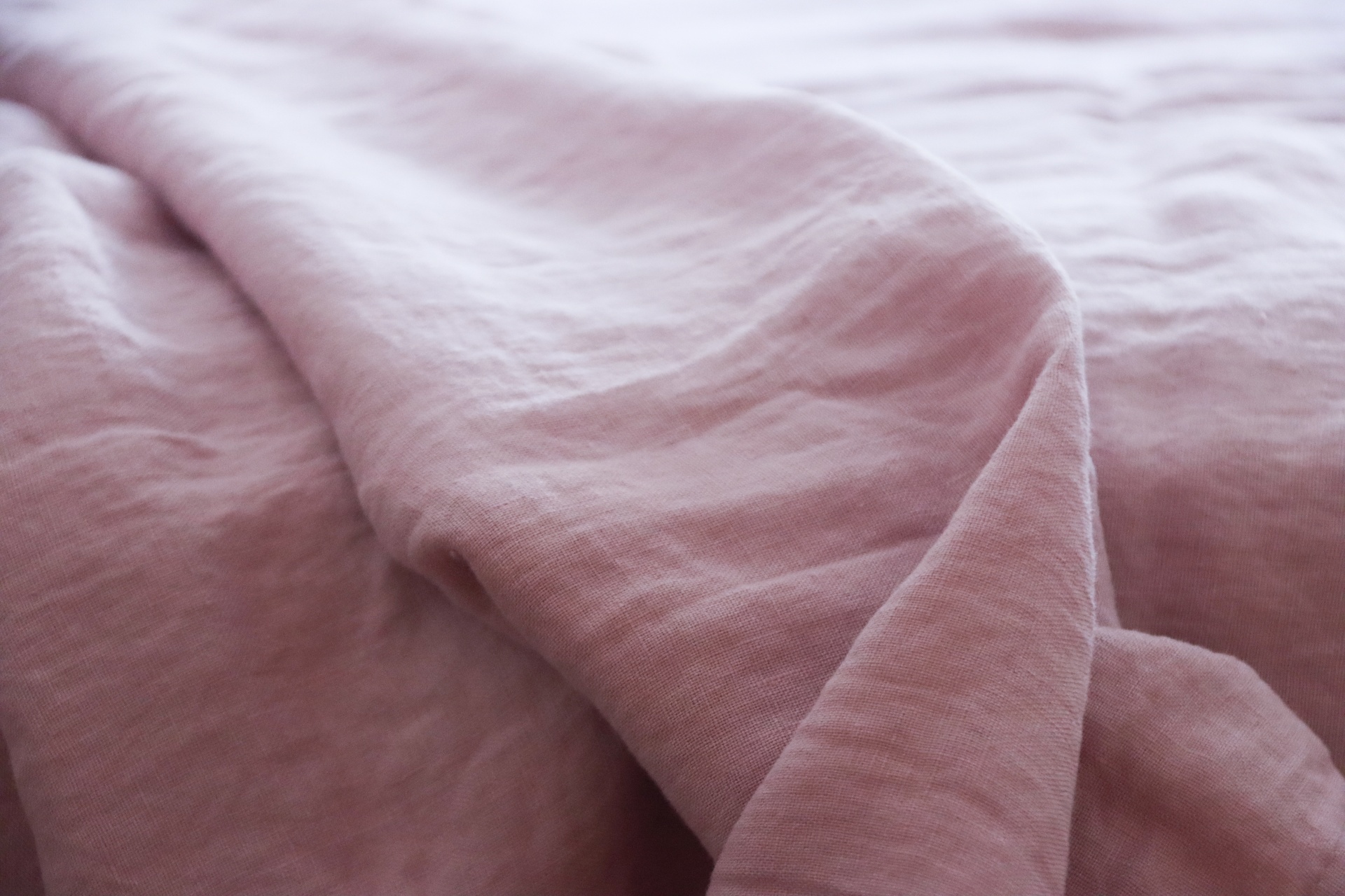 Tecido rosa claro com textura suave e vincos