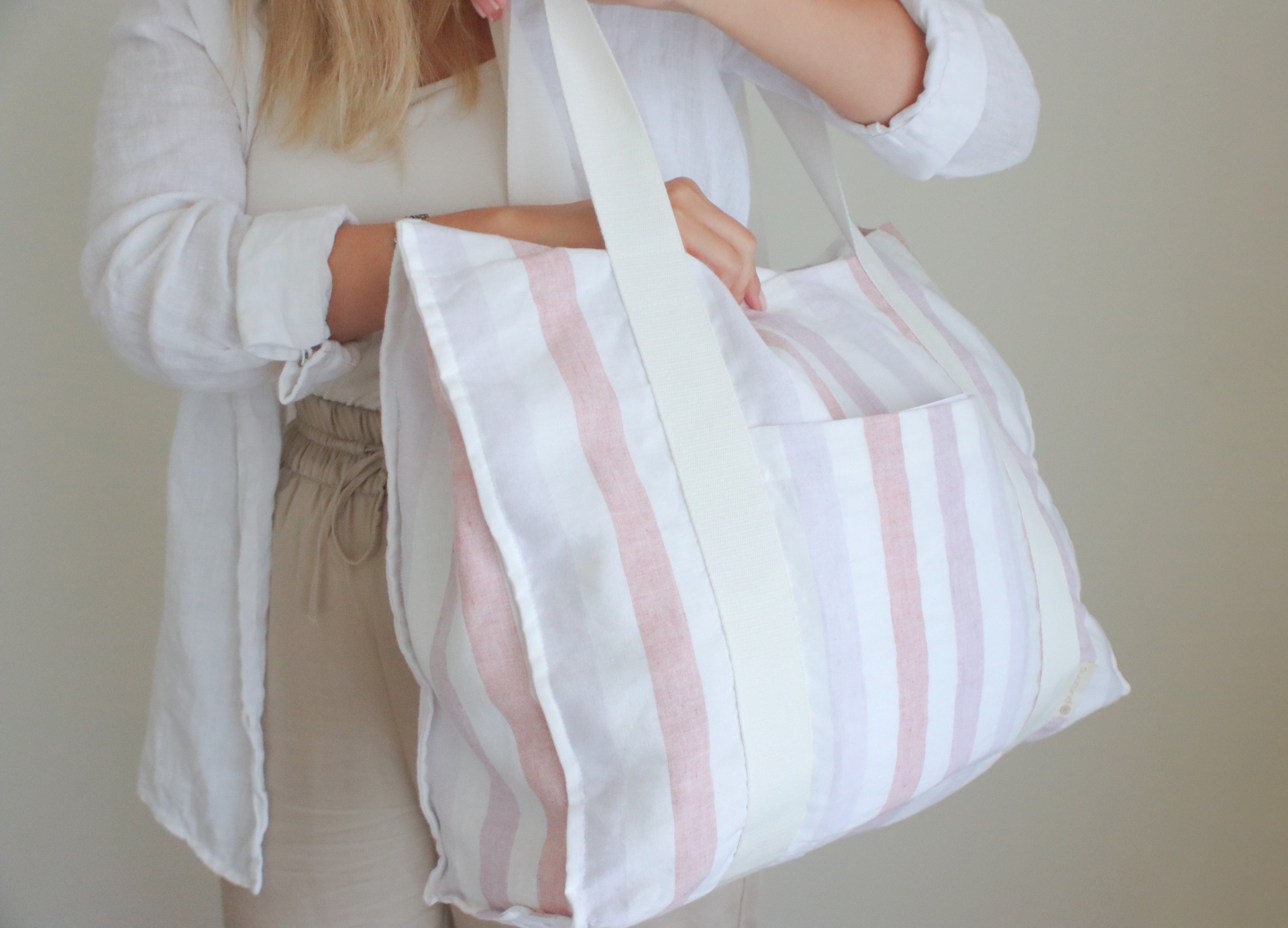 Saco grande riscas branco e rosa claro com alças largas brancas