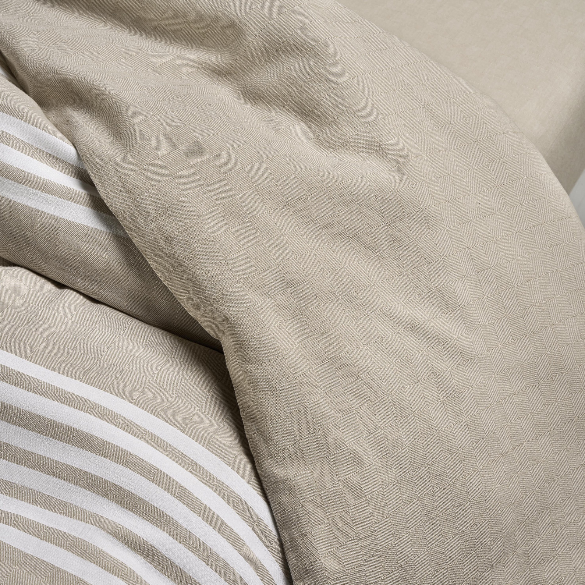 Tecido bege para cama com riscas brancas e textura suave