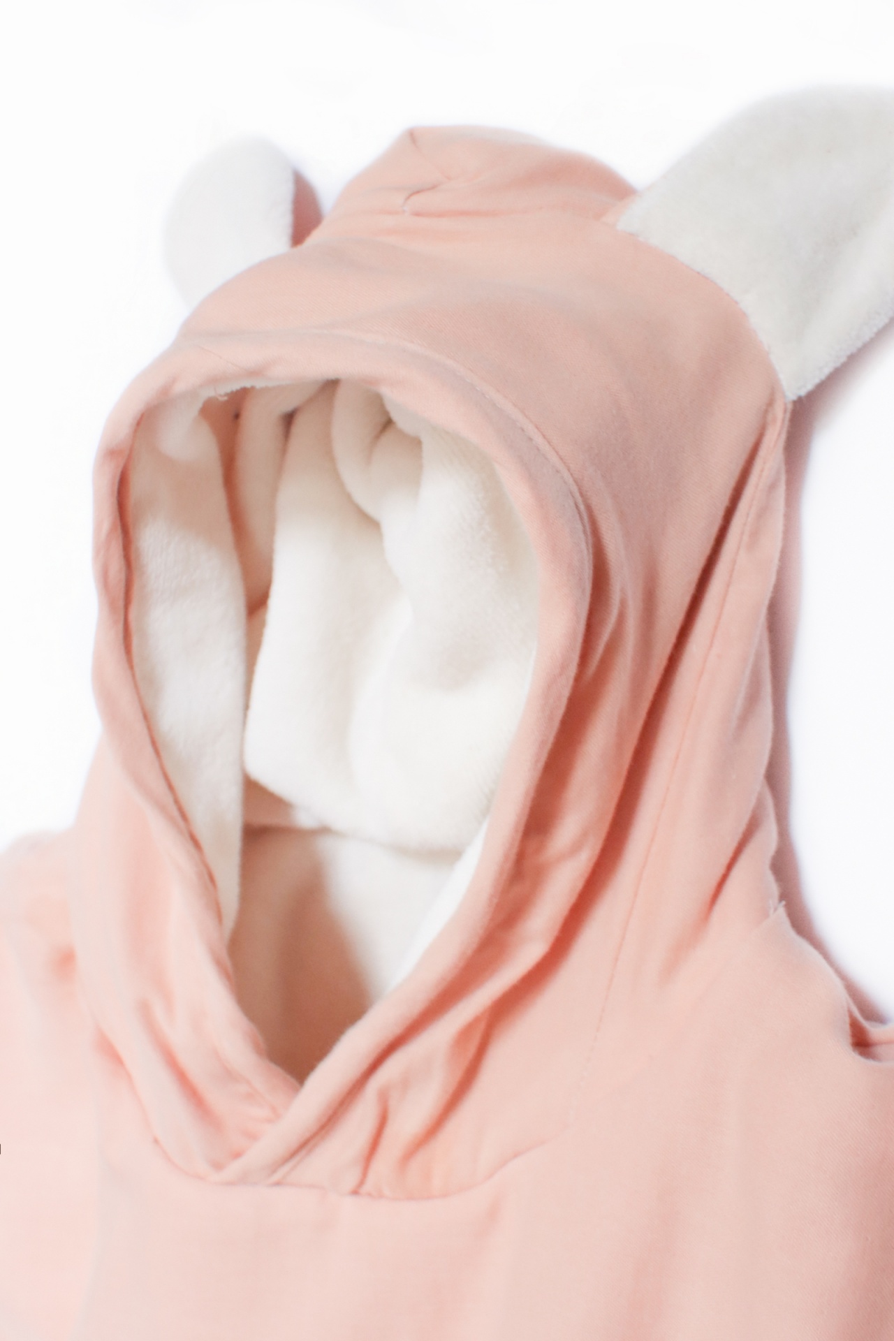 Capuz rosa com interior branco e orelhas brancas, sobre fundo branco
