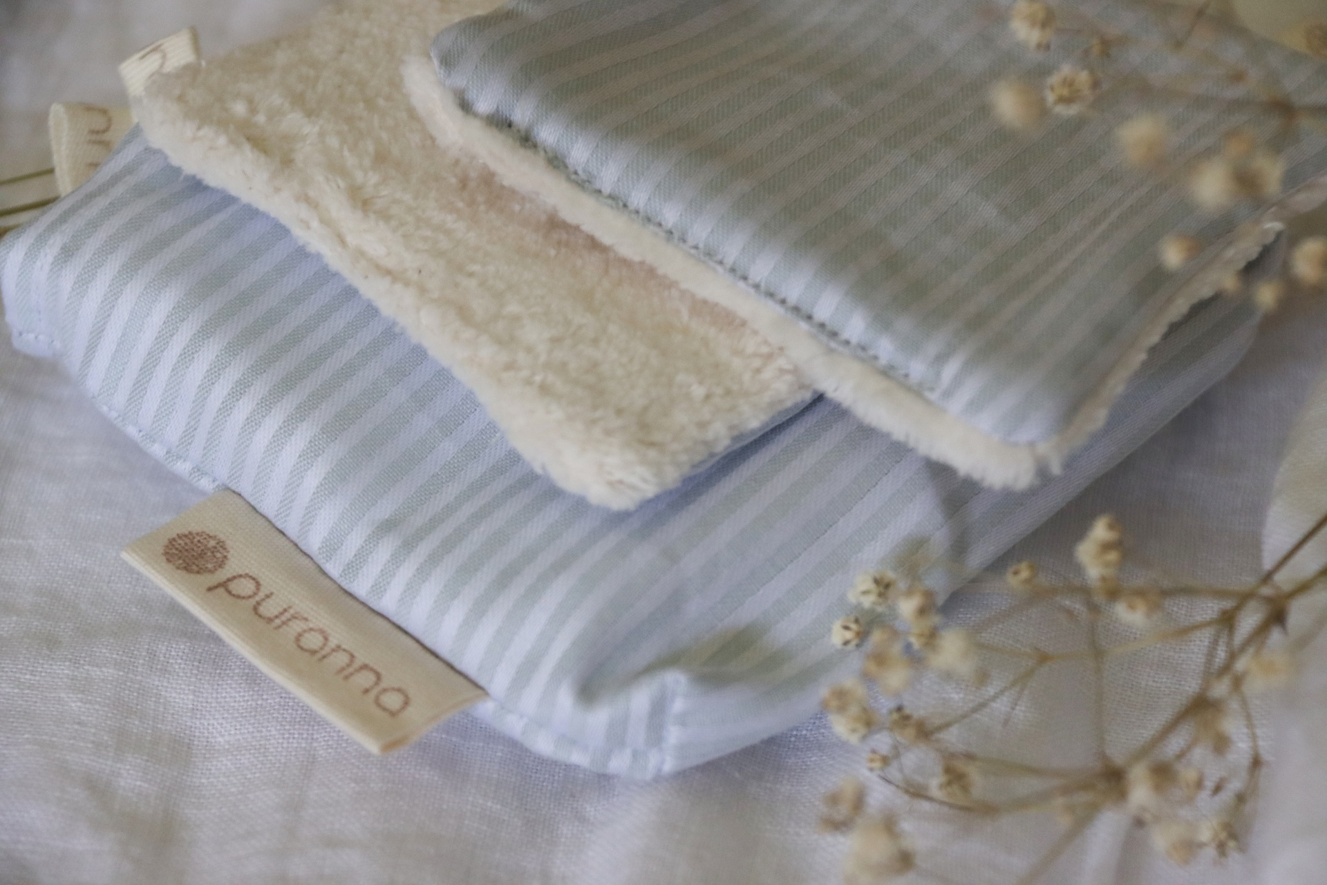 colcha azul claro com riscas brancas e interior em pelo branco