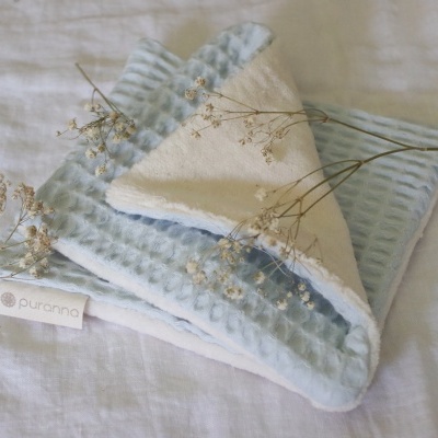 Toalha pequena azul claro com lado creme e raminhos secos