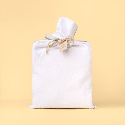 Bolsa térmica branca texturizada com corda amarrada e etiqueta, fundo amarelo