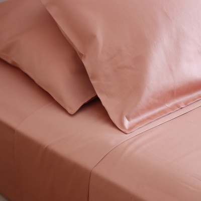 Lençóis e fronhas rosa num ambiente interior