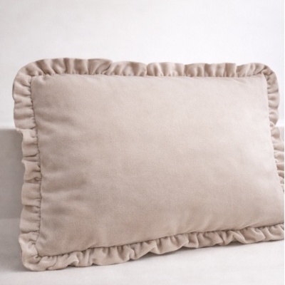 Travesseiro bege claro com borda franzida em tecido aveludado