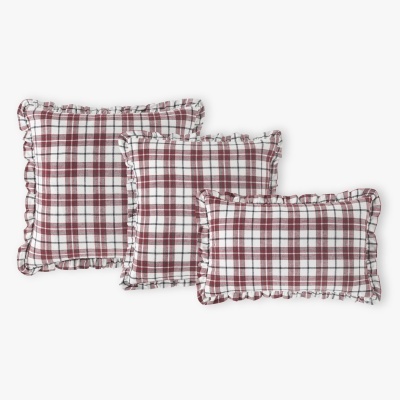 Três almofadas xadrez com bordas folhadas em branco, vermelho e cinzento