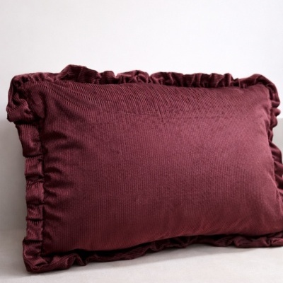 Almofada retangular em veludo vinho com bordas franzidas