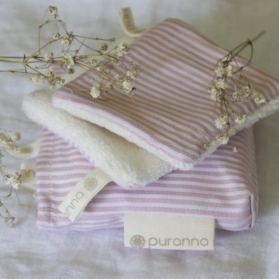 Conjunto de acessórios de tecido rosa às riscas com interior felpudo branco e etiquetas 'puranna'