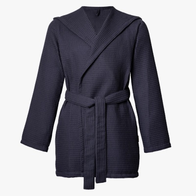 Casaco azul escuro com capuz e cinto, tecido com padrão waffle