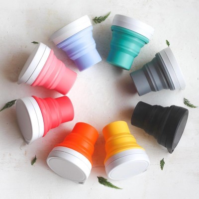 Copos dobráveis coloridos em círculo com tampas brancas