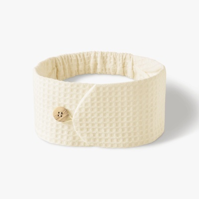 Cinta elástica branca com textura, botão de madeira